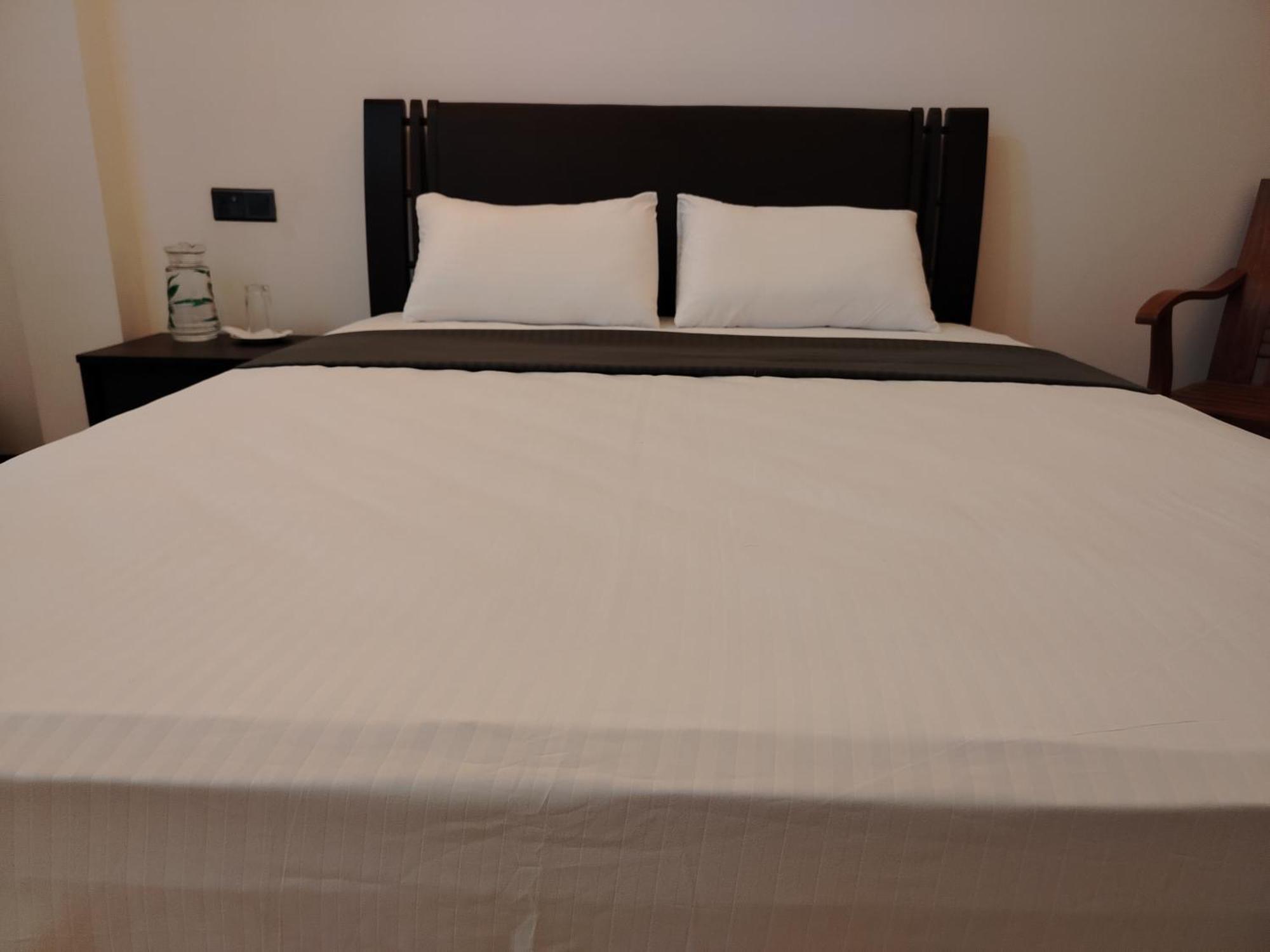 Diora Hotel Ratnapura Szoba fotó