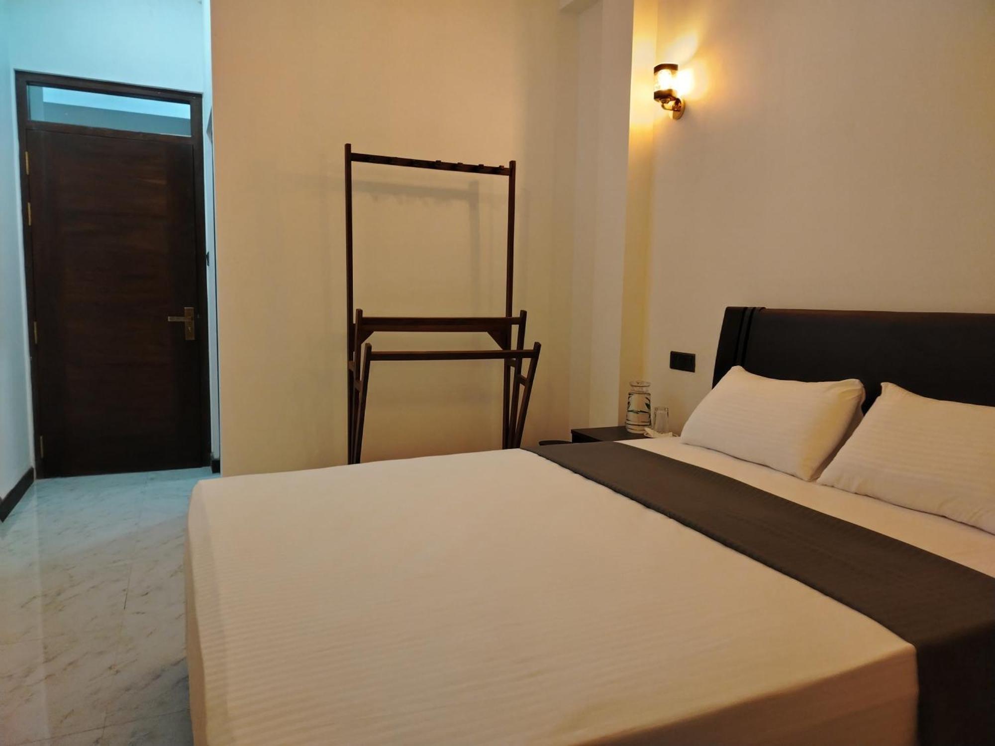 Diora Hotel Ratnapura Szoba fotó